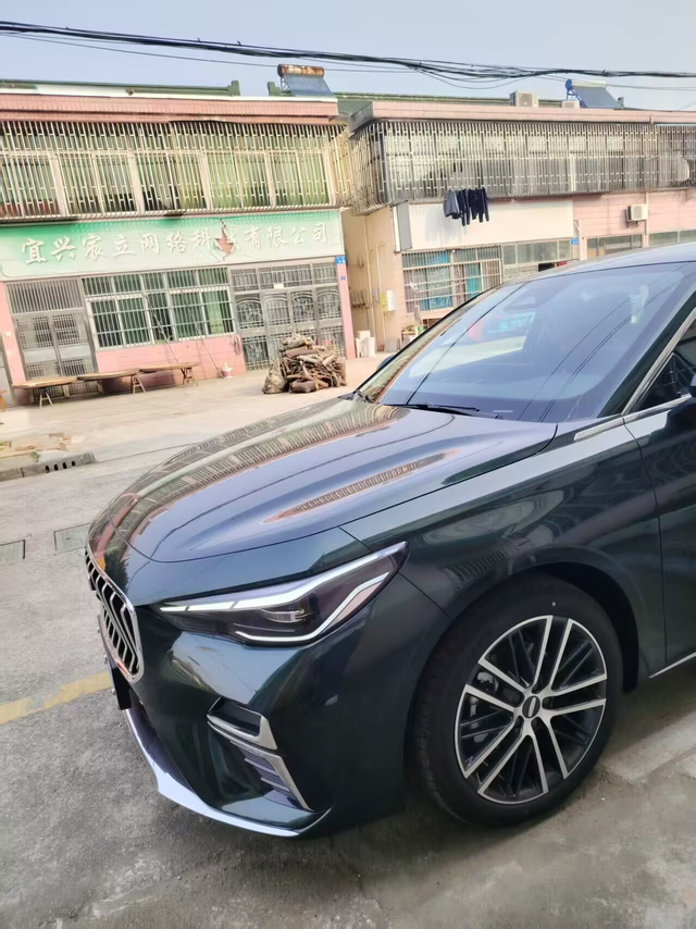 现在车是越卖越便宜但它的功能也是越来越多了。说实话，性价比也是越来越高了，就拿