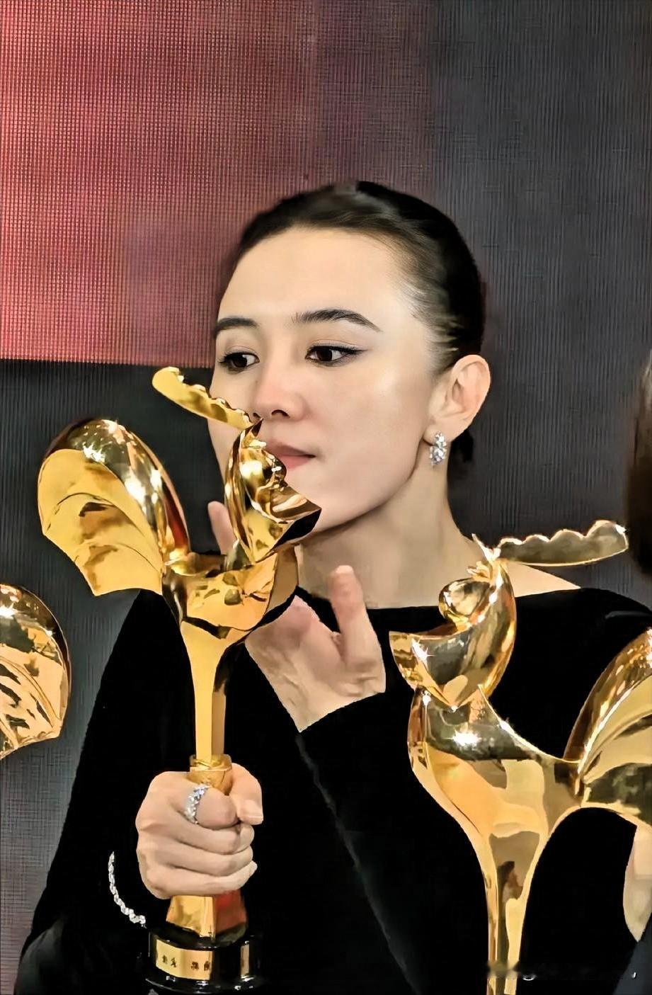 宋佳二封视后但是有个细节不得不说宋佳拿奖了，拿完奖后用奖杯当镜子给自己化