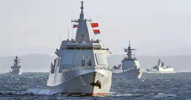 美国人这回是真没看懂。中美关系都绷成这样了，中国居然不把所有船坞都拿去堆055？
