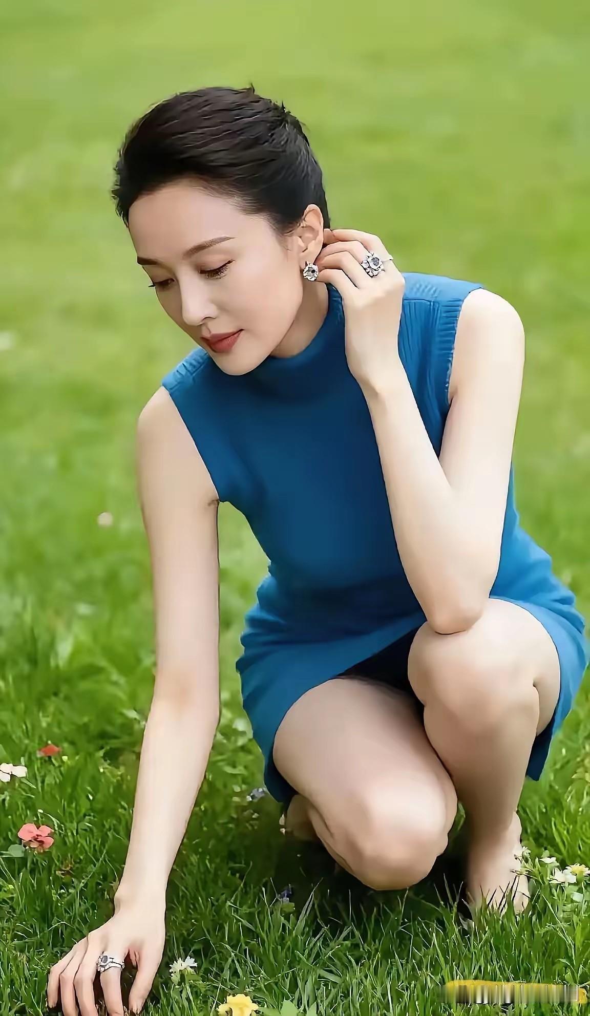 优雅蓝裙,花海中静谧的美丽
