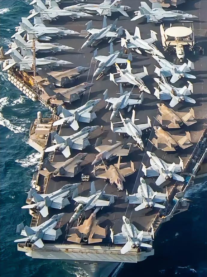 笑死我了！这图片，看起来是不是很壮观？航母甲板上，密密麻麻全停着舰载机，还有预警