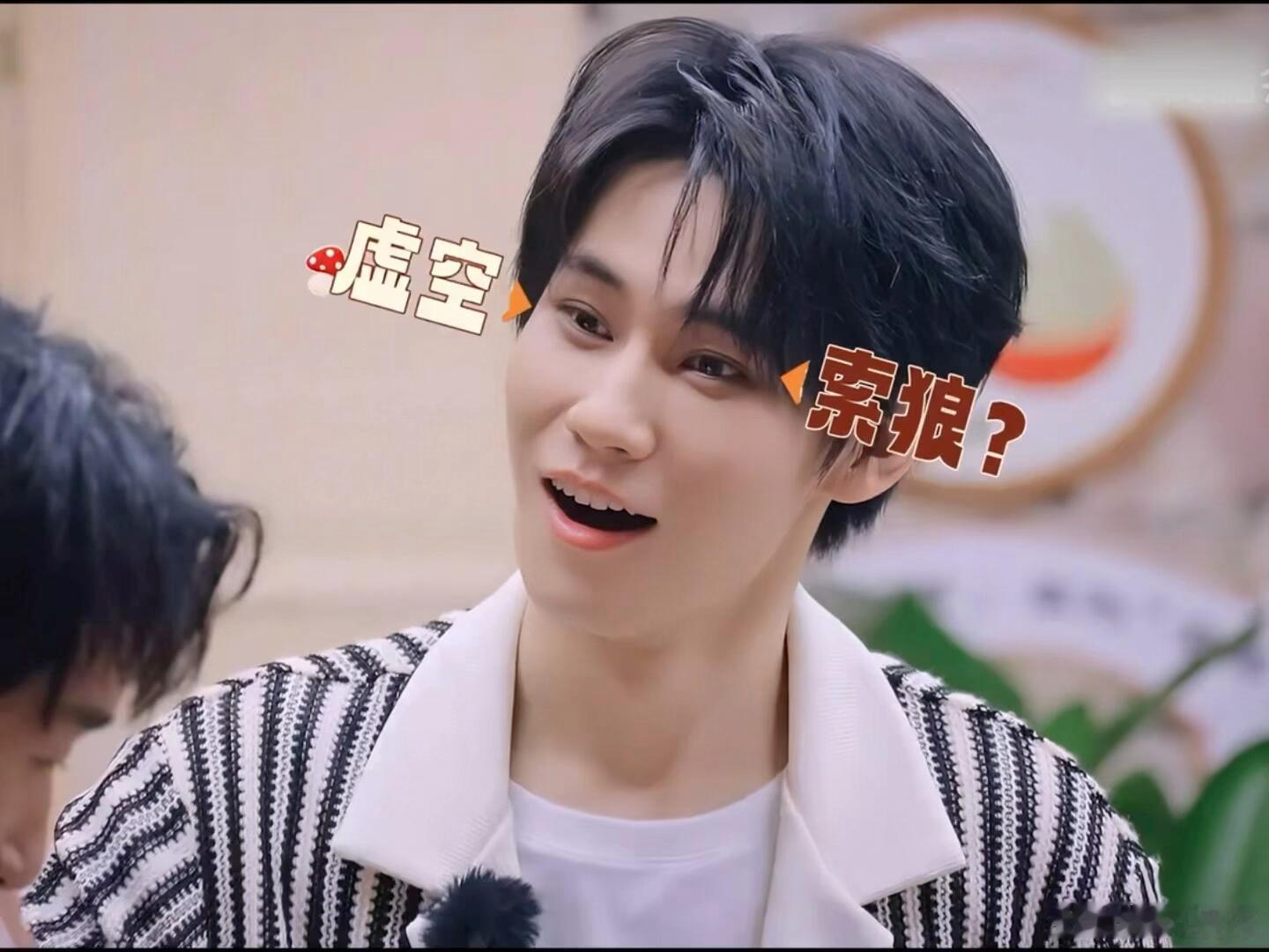 张真源用脸接鞋看到鞋子砸上脸的瞬间，我先是爆笑出声，随后又忍不住倒吸一口凉气。