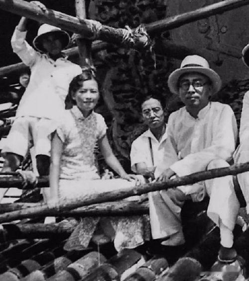 1935年，林徽因身穿旗袍和丈夫梁思成及营造学社同事，在北平祈年殿屋顶，大家端坐