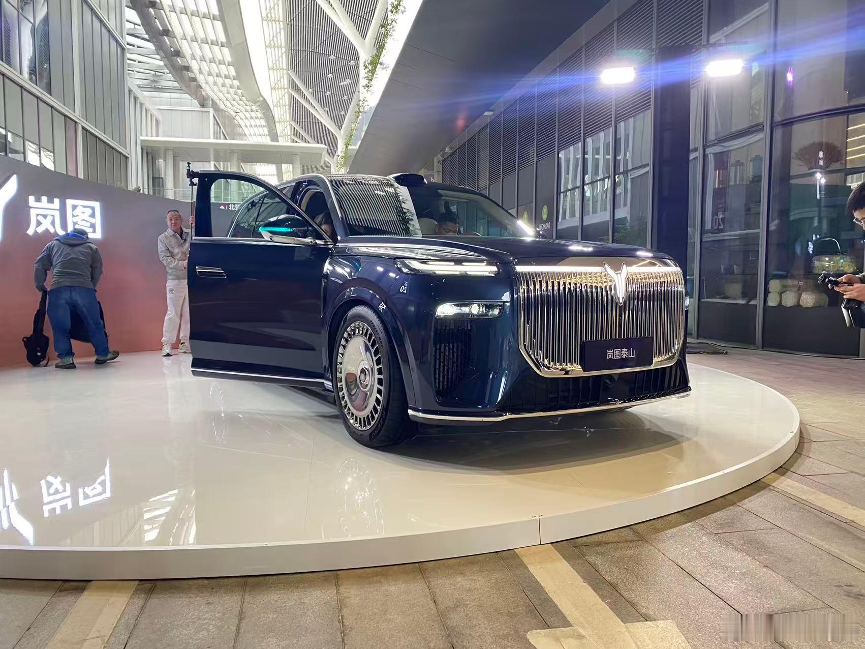 岚图泰山性价比还是挺实在的，三腔空气悬架+EDC魔毯底盘、华为乾崑ADS4+鸿蒙