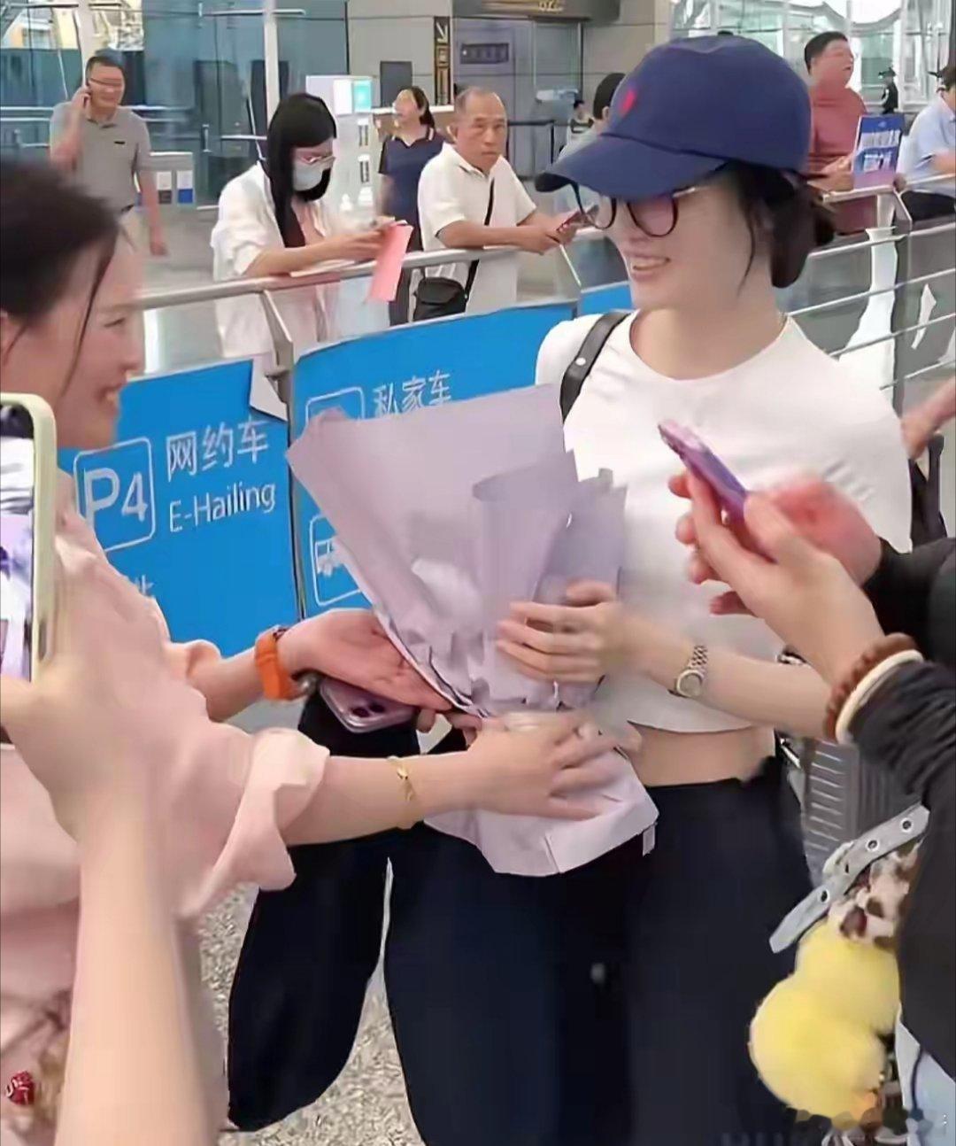 徐璐素颜亮相机场，穿白色露脐T恤，没化妆被粉丝一路夸好看！​​​
