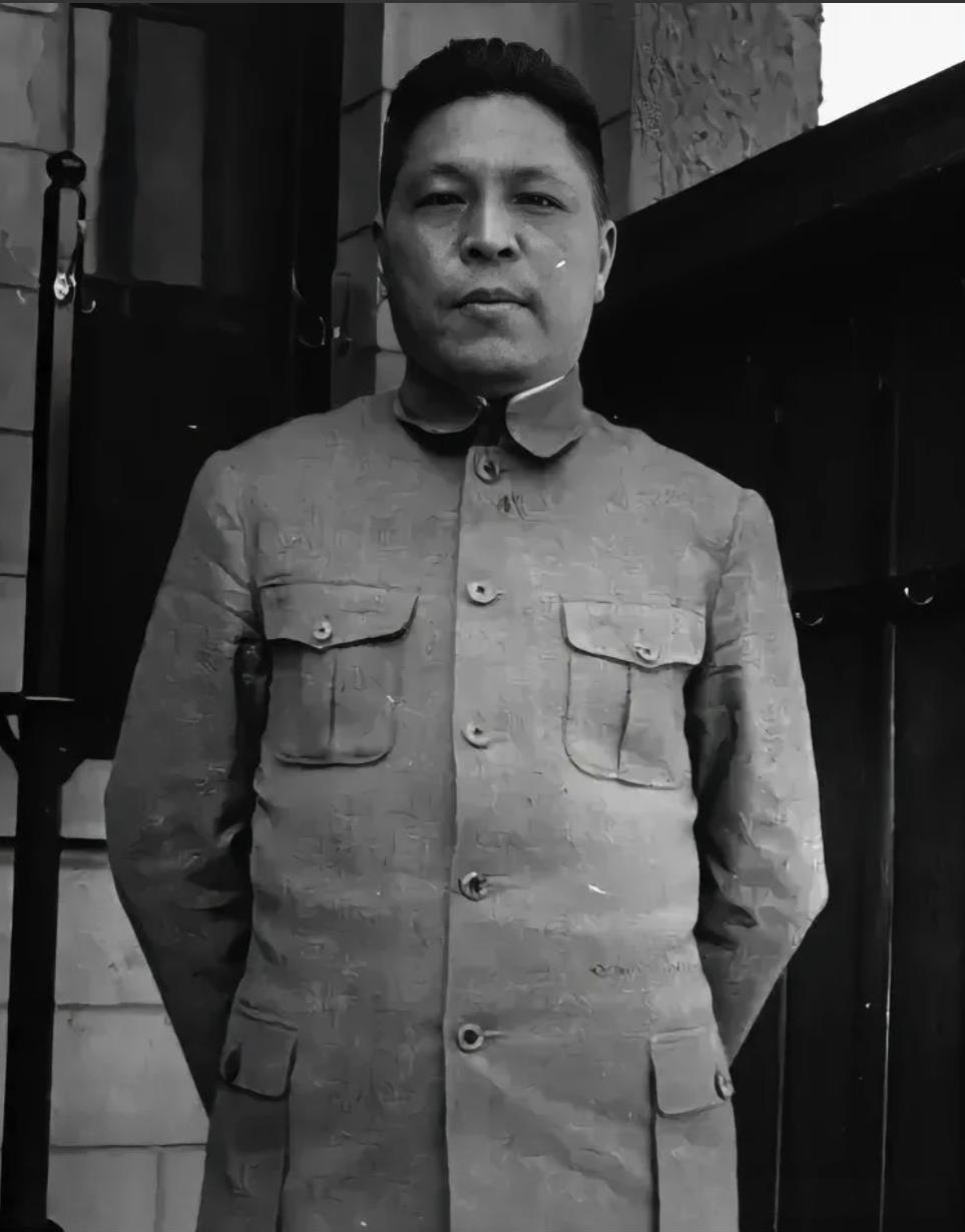 蒋鼎文时任浙东警备司令。当时，他站在“镇海号”炮艇甲板上，刚忙完宁波港的防务巡