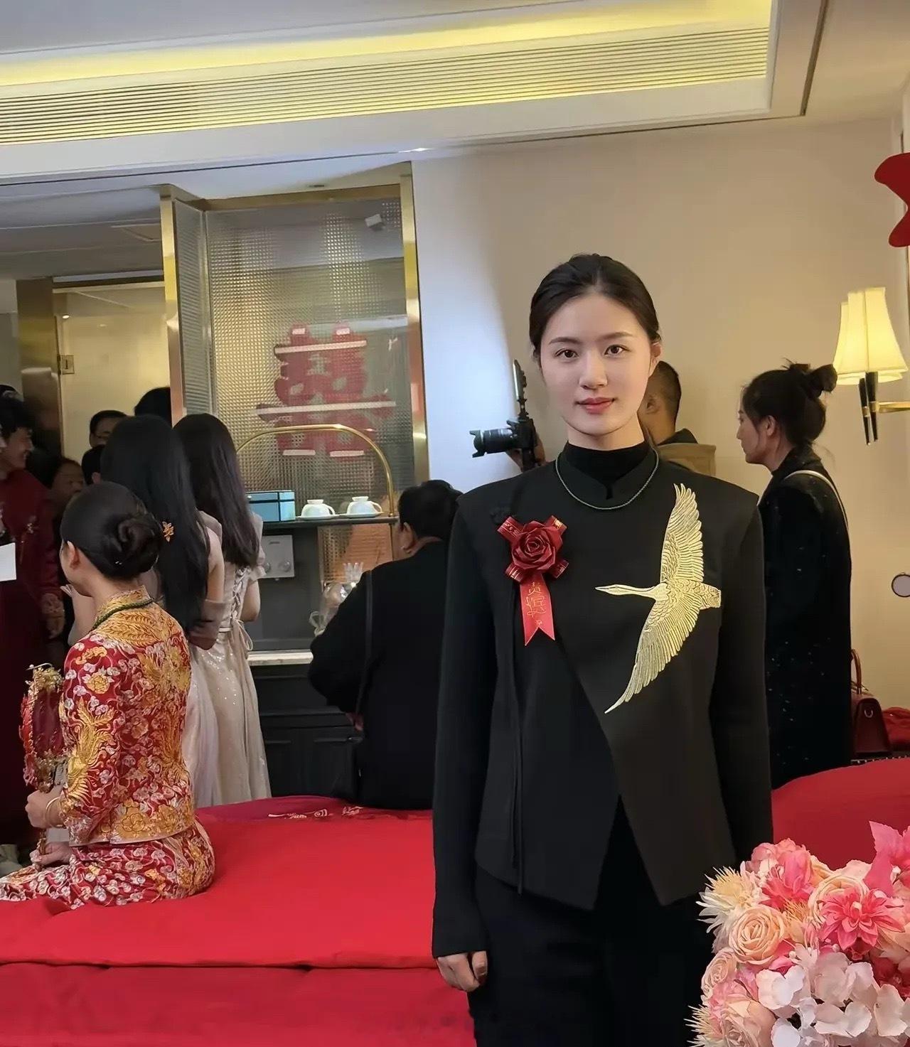 家有喜事，大家猜猜这漂亮的女人是新娘她妈、还是她姐妹呢？[玫瑰][玫瑰][玫瑰]