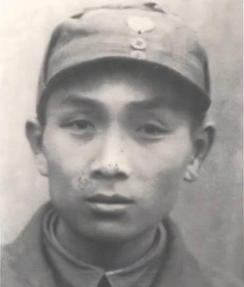 1940年，新四军团长张体学用望远镜偷偷观察日军据点时，因为望远镜反光暴露位置，