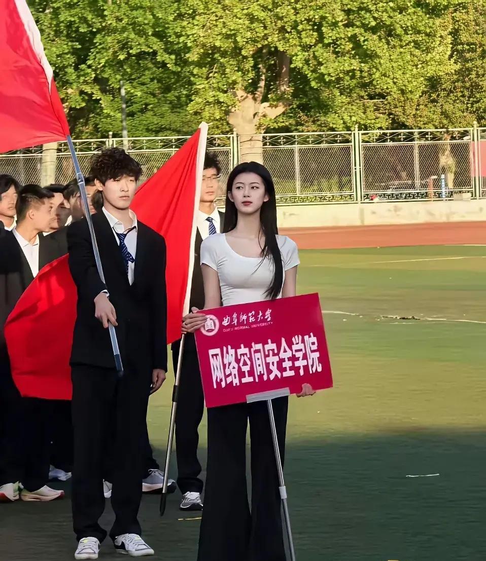 这位学生这样漂亮的长相，再加上又站在最前面应该是优秀干部吧