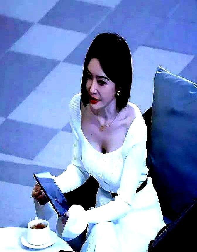 跟杨幂传了两年，从没认过。跟秦岚，直接带爸去接下班了。你想想那个画面，狗仔镜