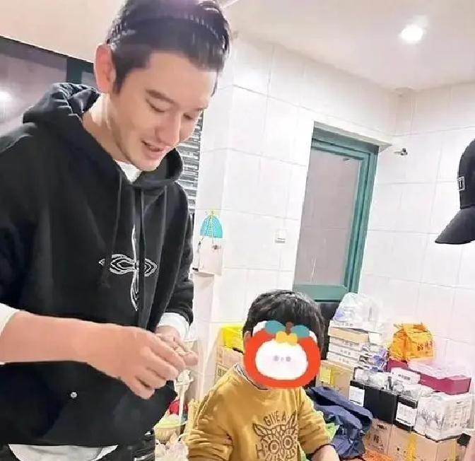 黄晓明和杨颖的离婚，让多少人断言“爱情的尽头是陌路”？可镜头一转，他们默契地坐