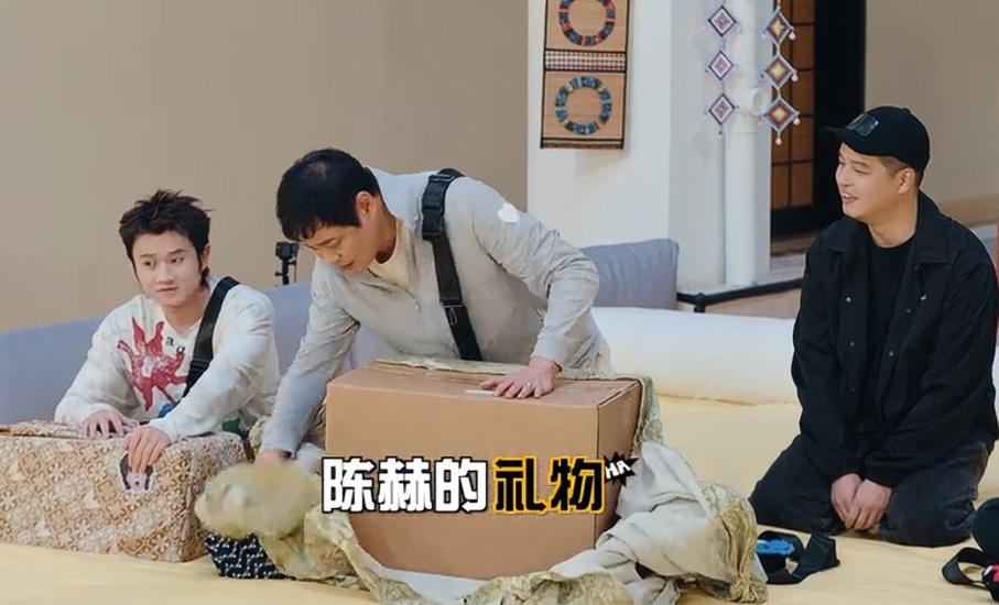 还得是陈赫的脑子能想出来的主意，给兄弟送礼物包装用最大的箱子，结果里面装的是他的