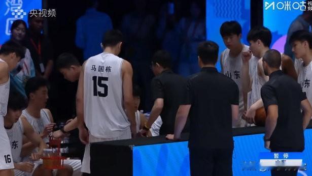 又夺冠了！全运会男篮U18决赛，广东艰难战胜山东夺得金牌。其实，山东U18男篮是