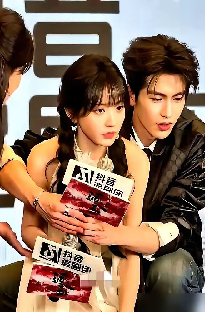 白鹿这次，是被“体面”给玩死了。为了躲绯闻、争番位，她推掉《逐玉》时一定觉得自己