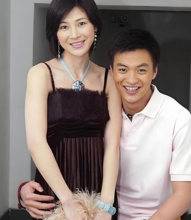 12年前，身家50亿的温州首富周旭辉，背着原配老婆，看上了演李云龙老婆的童蕾。在