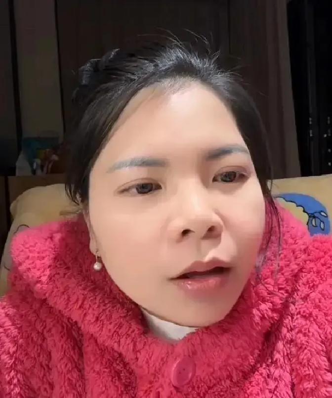 英子直播画风突然从苦情媳妇变成幸福小女人。去年她还在镜头前哭到喘不上气，说婆婆