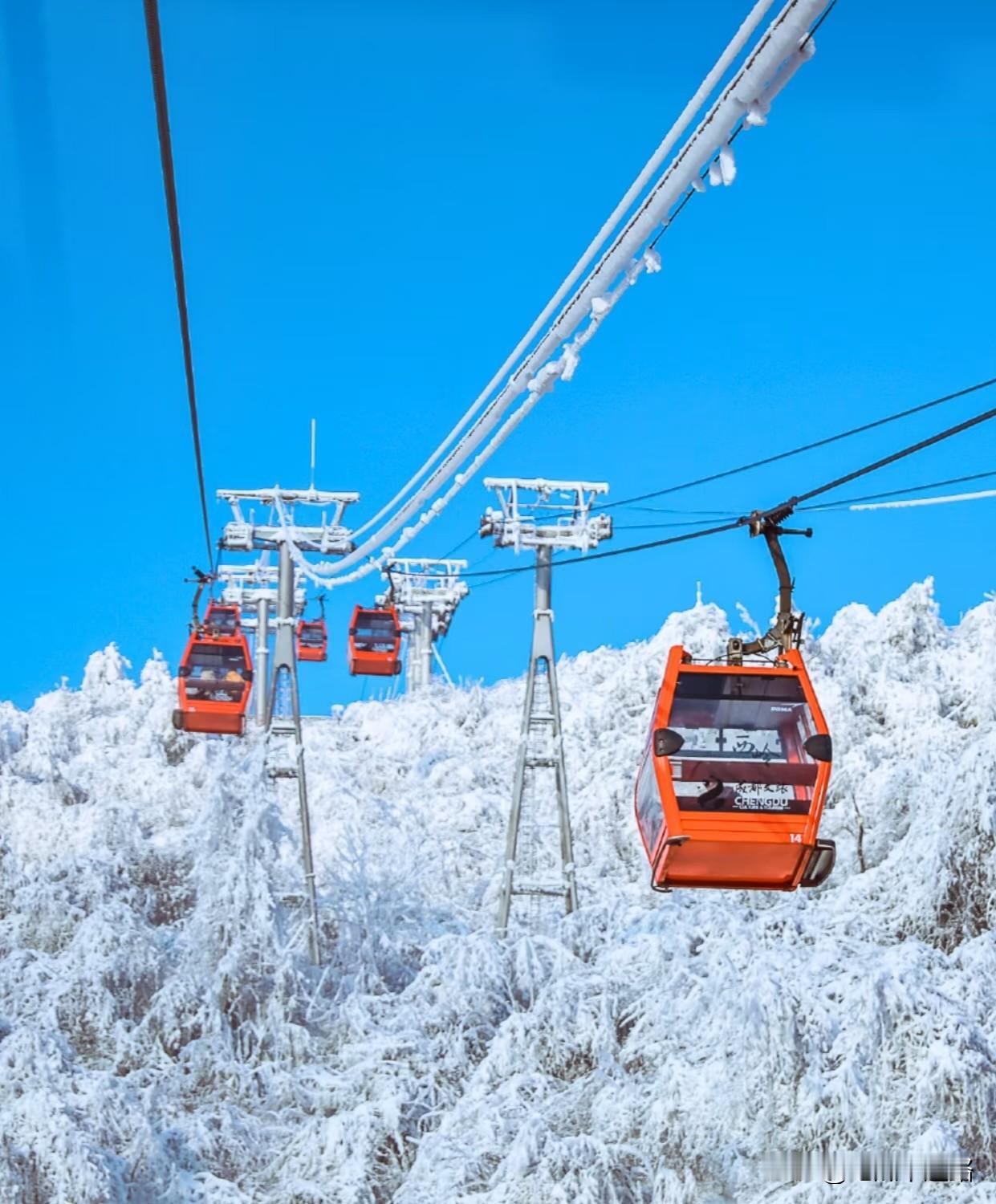 成都文旅使劲推广家乡，结果西岭雪山因围雪收费直接翻车，还登上热搜被全网吐槽，景