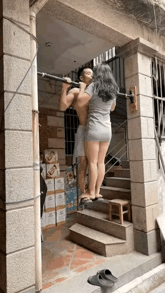 这个女人是装的？自己在双杠上一个也抓不上去。怎么男人一上双杠就像神附上身，莫