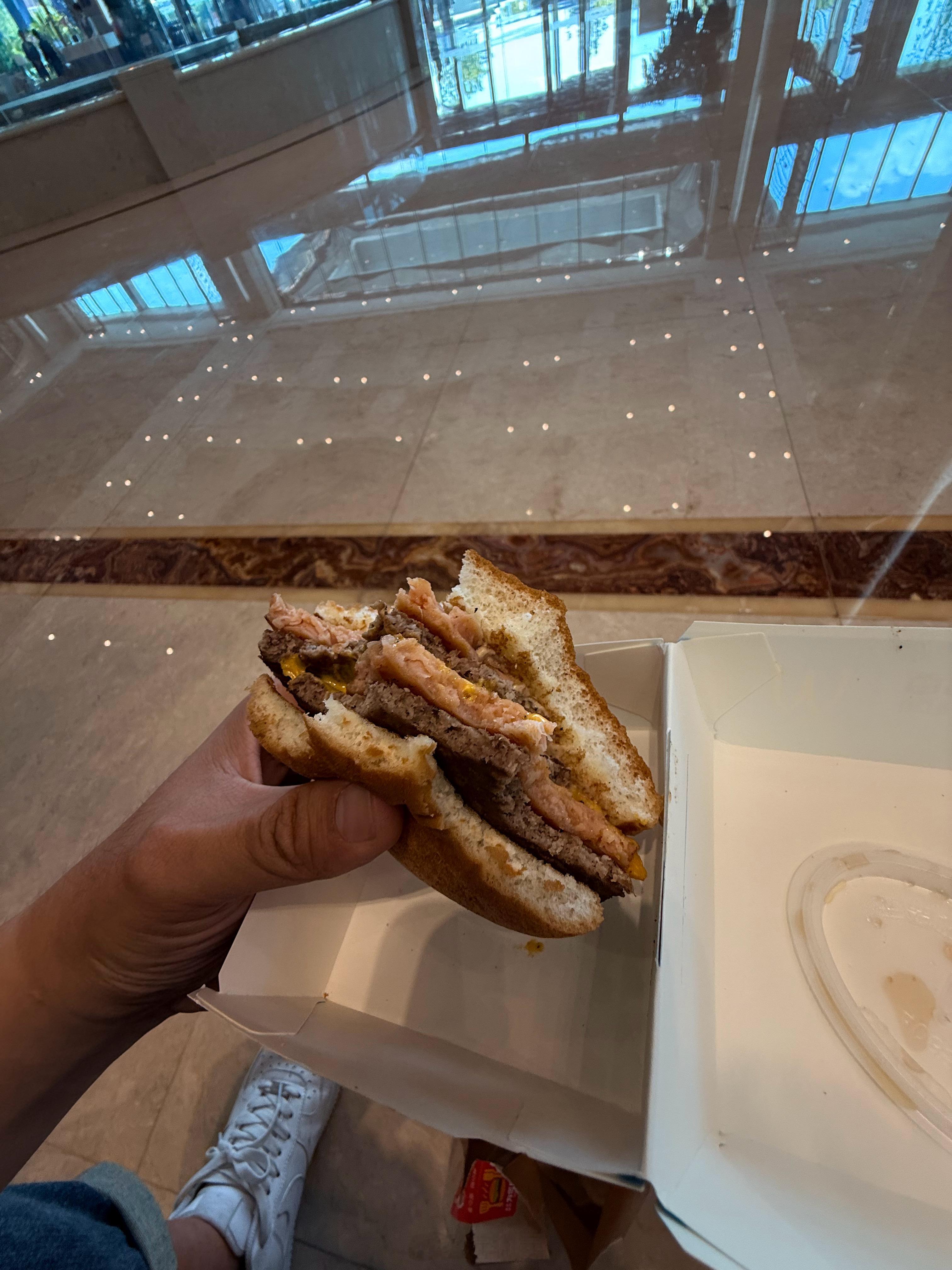 帮各位避坑，麦当劳新品：德克萨斯四层肉霸，非常一般，熏肉味道特别重。​​​