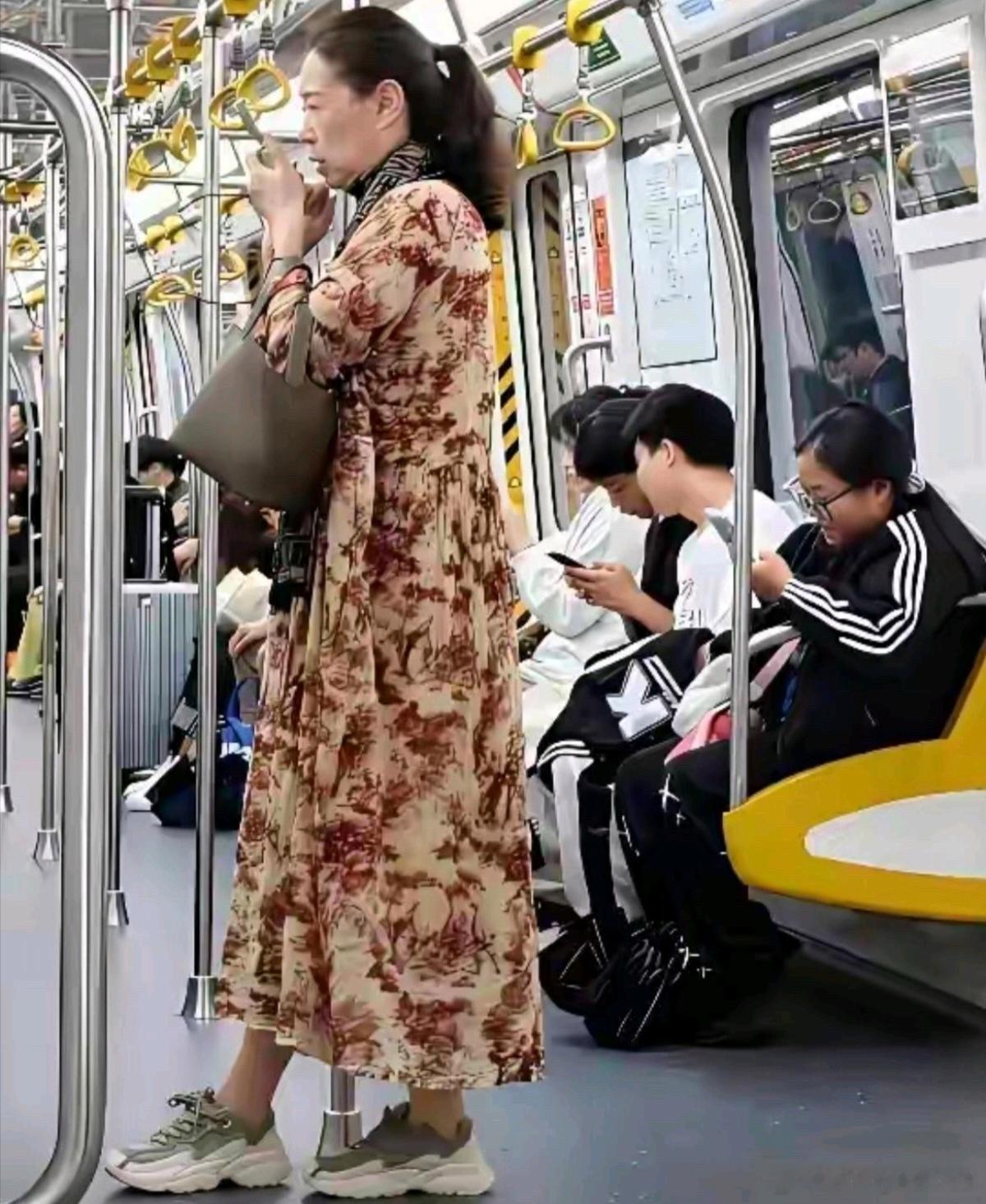 地铁上这阿姨一看就是有钱人啊，但是她的裙子和鞋子这搭吗？