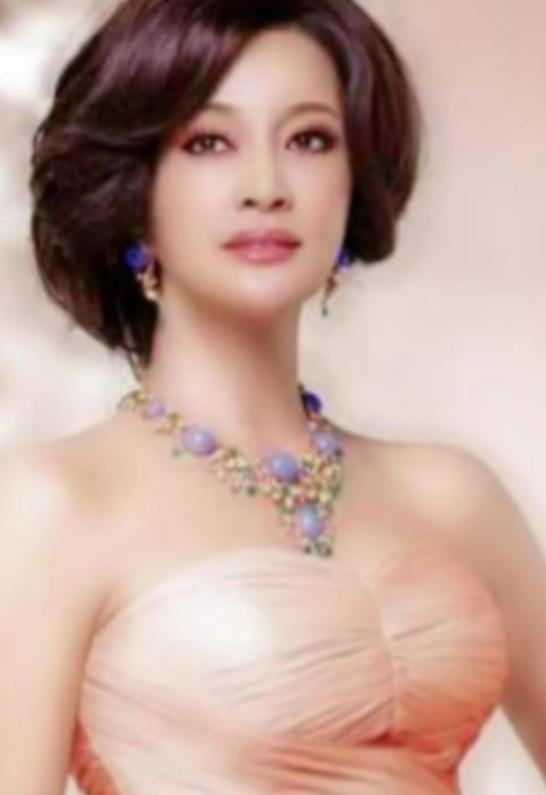 1982年，刘晓庆到南京演出，遇见了正在拍戏的迟志强，晚上几杯酒下肚后，刘晓庆让