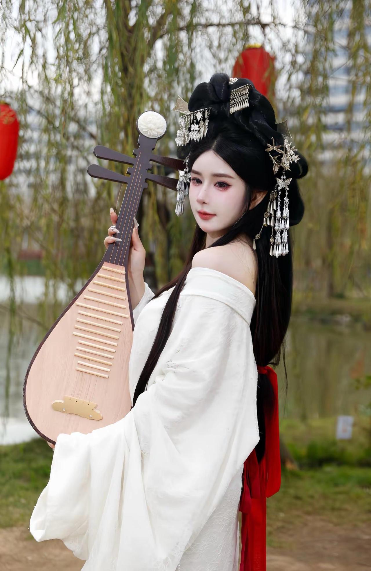 华夏有衣，其名汉服，何其有幸，生于华夏春天和汉服相遇到底有多美汉服之美定格瞬间