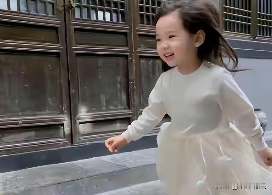 笑得甜甜的小酒窝跑着跑着就长大了，如今妈妈给他找了个后爸。因为小酒窝毕竟是个女孩