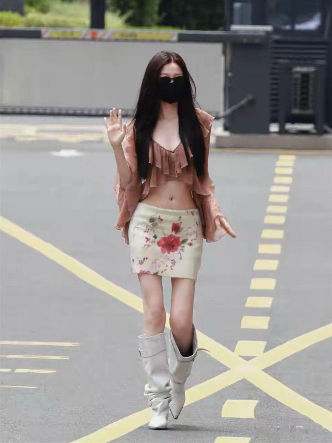 虞书欣上班路透，我的天啊，这腰臀比真绝了