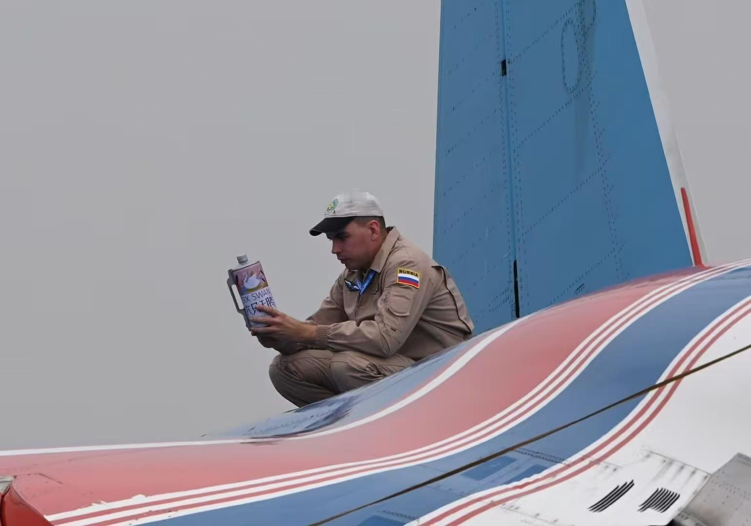 战机喂啤酒，没见过吧？[滑稽笑]​​​