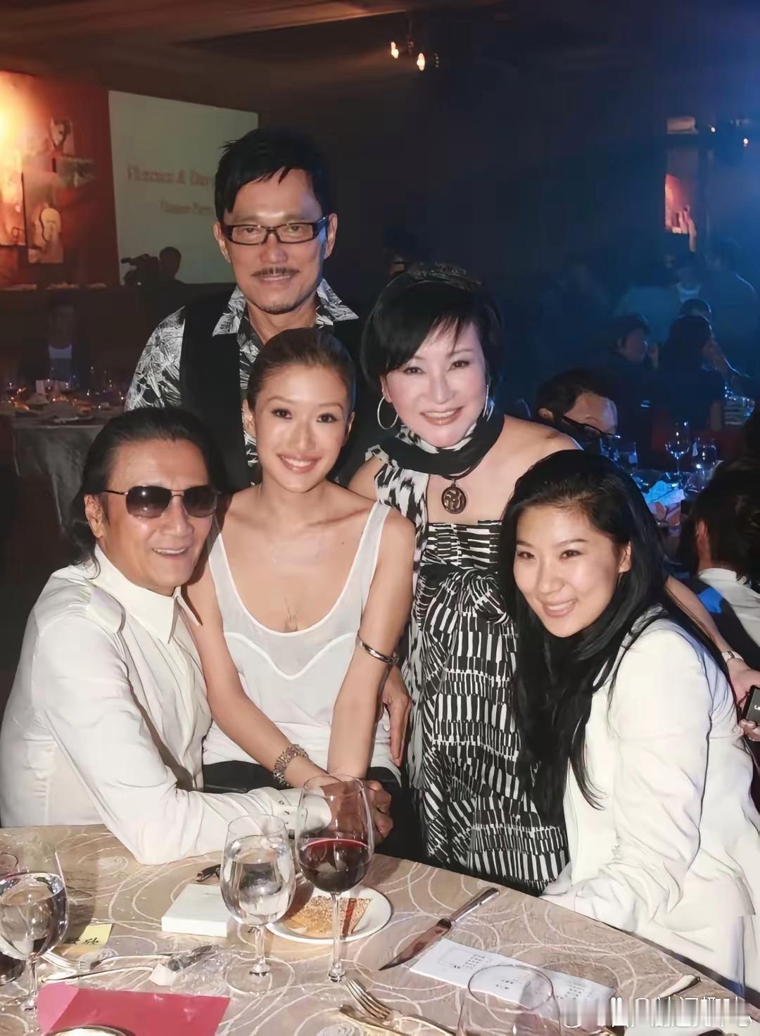 拍摄于2011年，谢贤与前女友CoCo、女儿谢婷婷、前妻狄波拉以及狄波拉老公江耀
