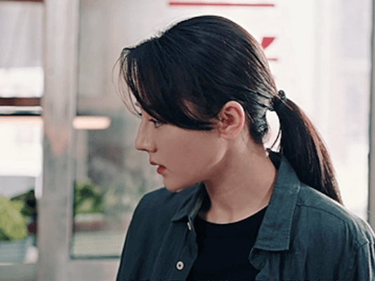 迪丽热巴的着急不像演的她站在那里没动，可浑身都在说“我急”。瞳孔微微放大盯着门