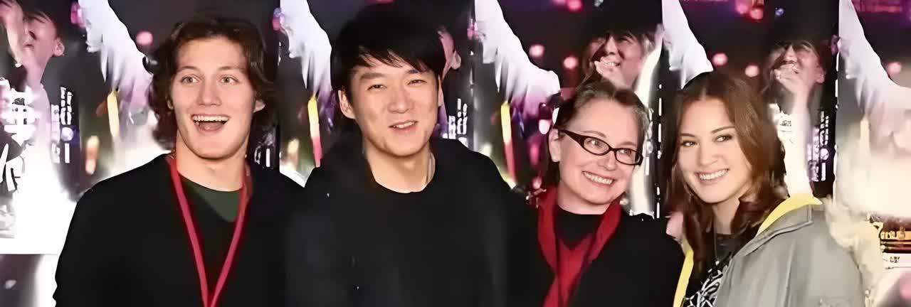周华健一家四口合照，他的一双儿女完全继承母亲的长相，两人都是西方面孔。周华健的老