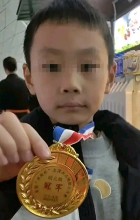 万万没想到！2025年年仅9岁的围棋天才朱宏鑫，在5月19日晚上从楼上跳下来。背