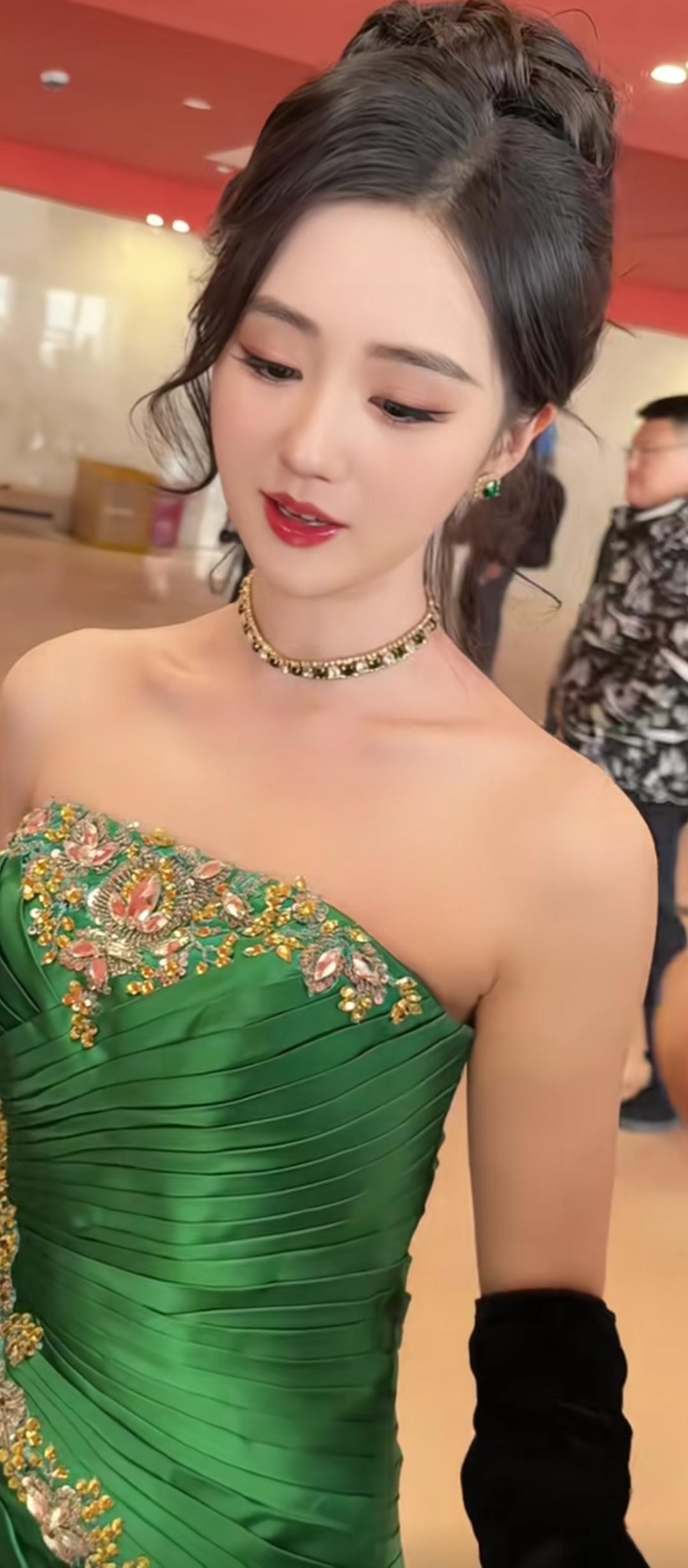 优雅绿裙晚宴，闪耀珠宝配饰，红唇点睛，尽显迷人魅力！💃💎🌹