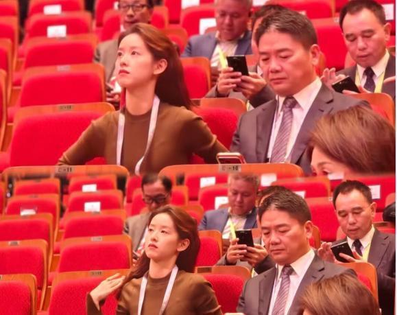 章泽天好像有些不太高兴！29日，有网友透露，在峰会上遇见了刘强东夫妇，章泽天穿着