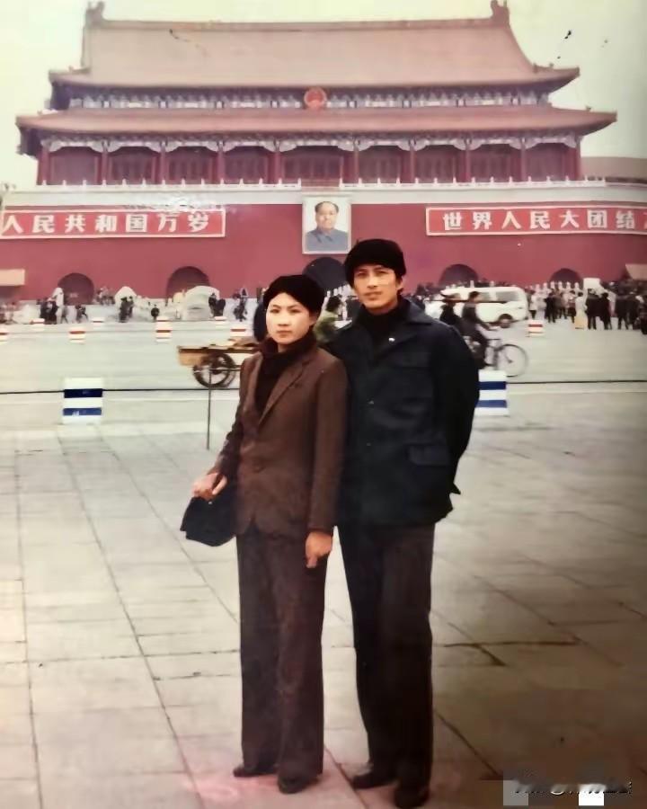 一位网友发帖称，他1984年因公出差去北京，带着未婚妻在天安门前留影，那时候的爱