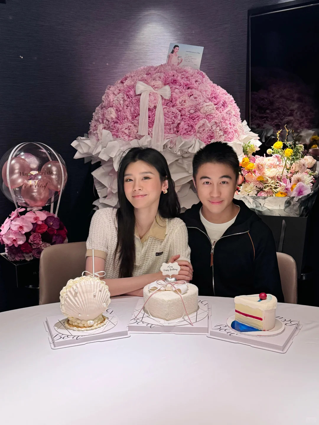 奚梦瑶晒全家福，庆祝37岁生日。后面那一束超大的花，很漂亮，做这个花的花店回复网