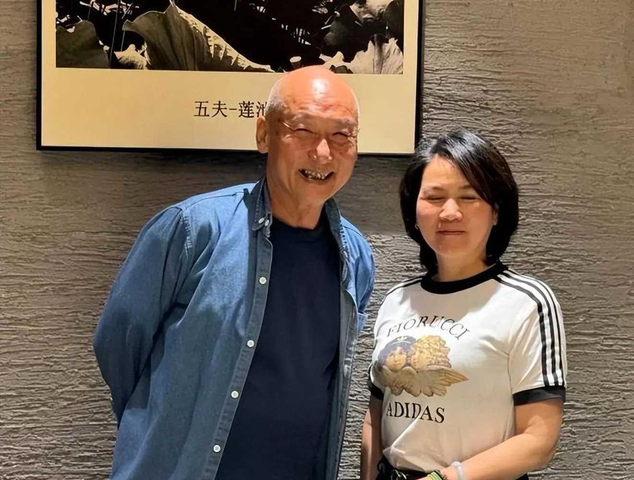 上海68岁独居阿姨的日常震碎三观：早晨6点整，她的赤脚踩在实木地板上发出咯吱声