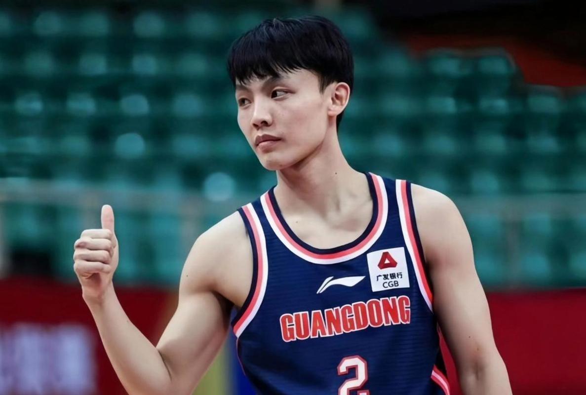 徐杰放弃申诉！在上海男篮主场无故被辱骂后，不少自家球迷建议徐杰与球队向CBA联