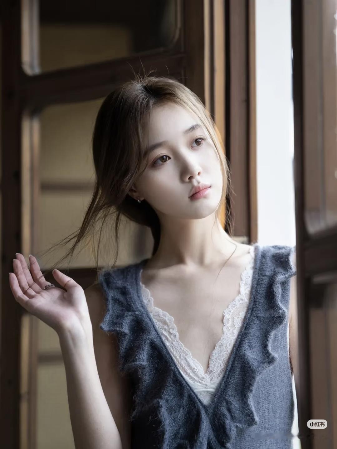 窗边少女，轻抚发丝，温柔如梦