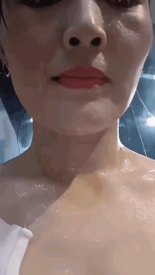都告诉你今天有雨带雨伞你咋就不听劝呢。