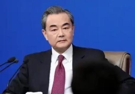 现在不管日本背后有没有美国，咱们已经不打算继续等下去了，王毅直言：我们有权对日本