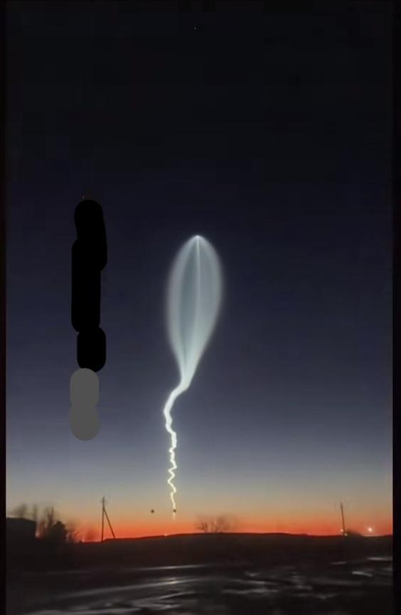 请教大神，这是哪款导弹？😡😡导弹升空过程，不是一条直线而是弯弯曲