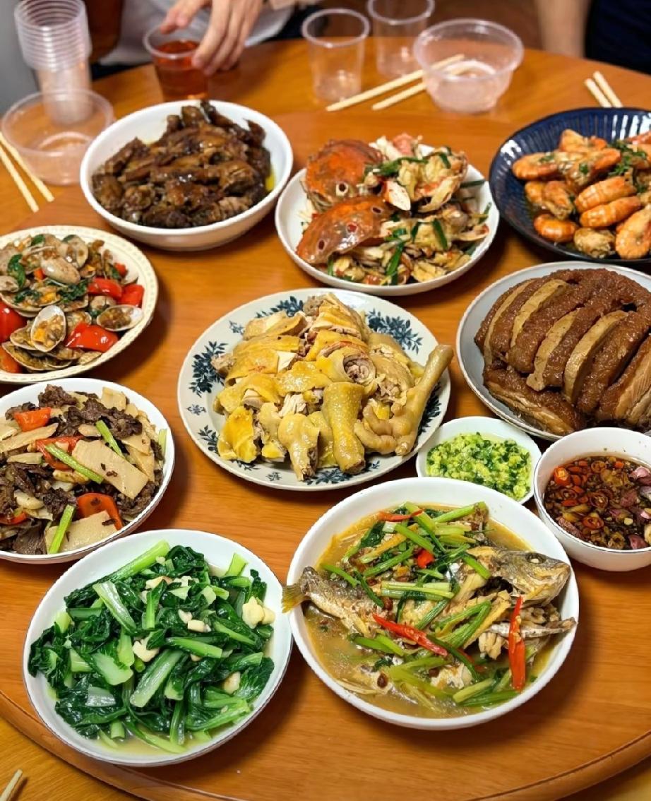 公公的亲兄弟姐妹10个，每个月都不约而同，去他们唯一的亲姑姑家吃一顿饭聚一聚，姑