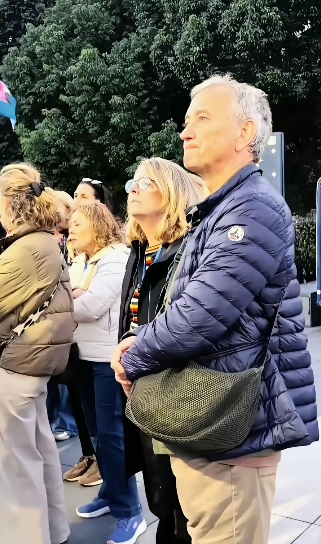 欧洲豪华老年团来上海旅游，全程表情凝重。