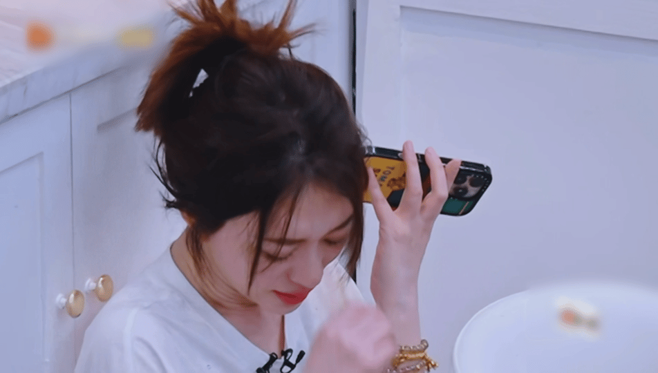 李小冉一边记歌词一边抹眼泪这一幕真的狠狠共情，像极了背知识的我、越记越无力，努