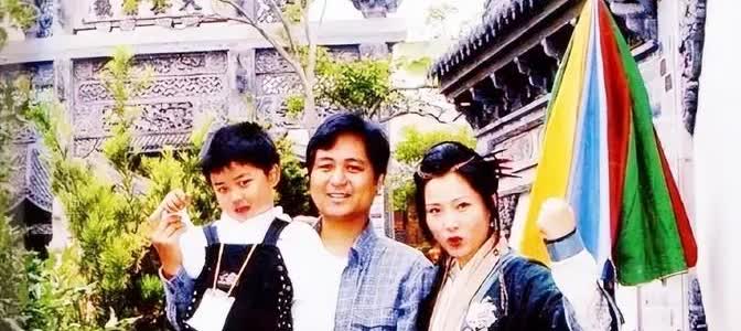 1983年，20岁的何赛飞去老师家吃饭，看到照片中老师的4个儿子，她心想：“自己