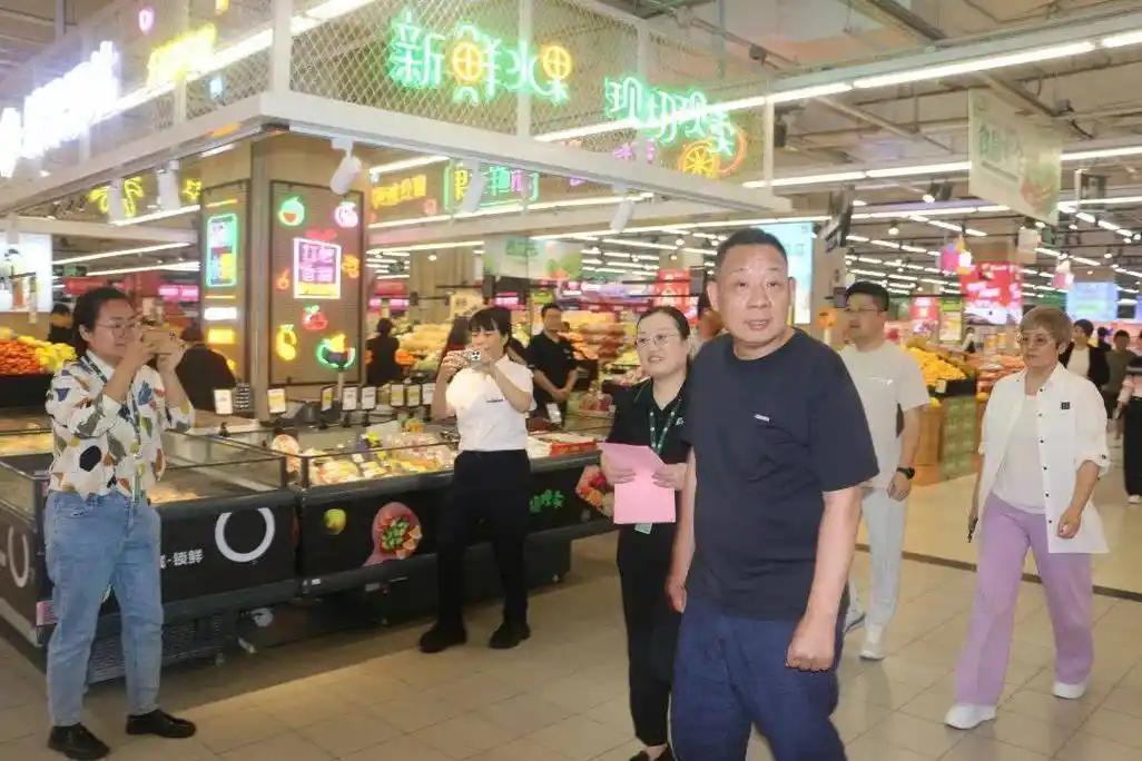 甲醛白菜被曝光，胖东来又火了全网都在骂黑心商贩，骂着骂着，画风突然变了，几万