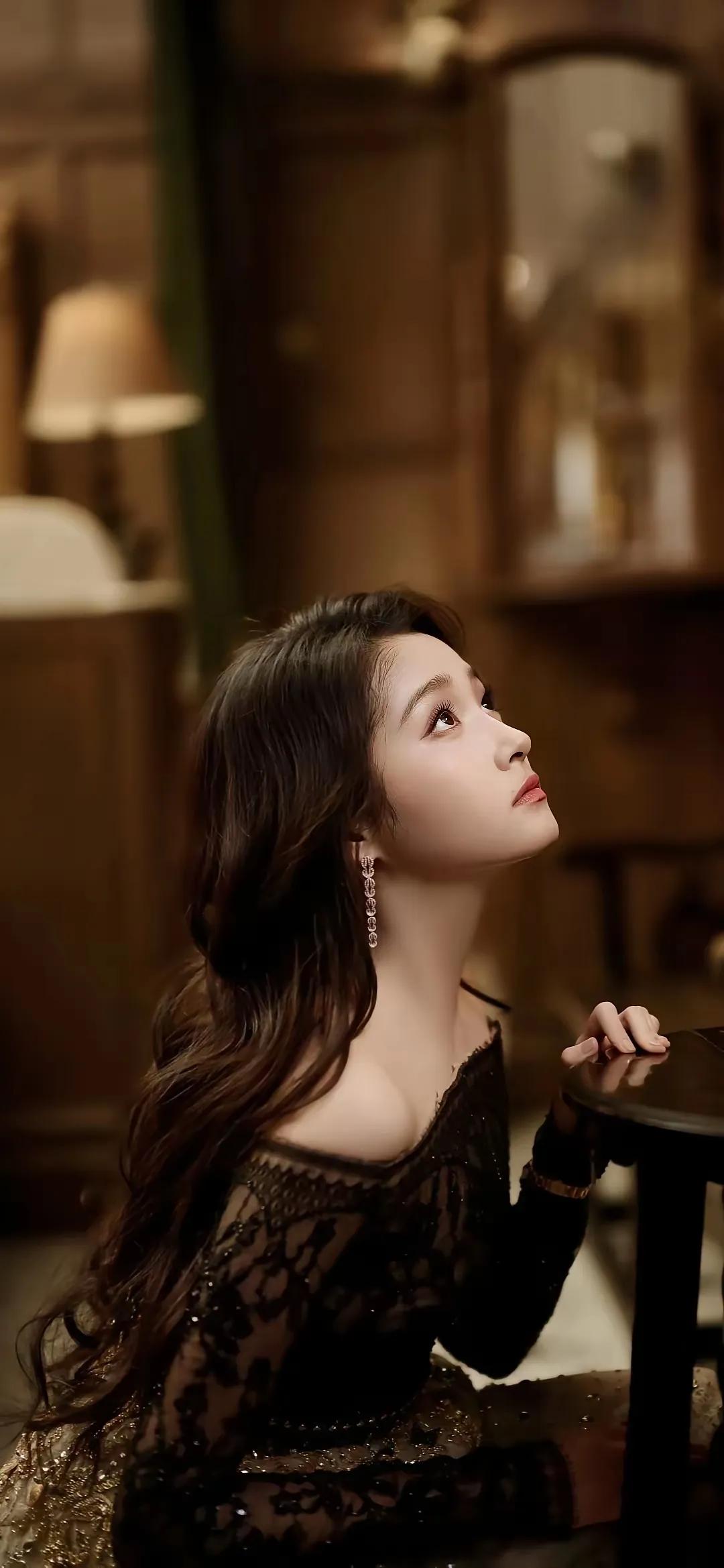 美女壁纸～关晓彤，鎏金织梦，暗夜生香。复古光影勾勒优雅轮廓，蕾丝与亮片交织出矜贵