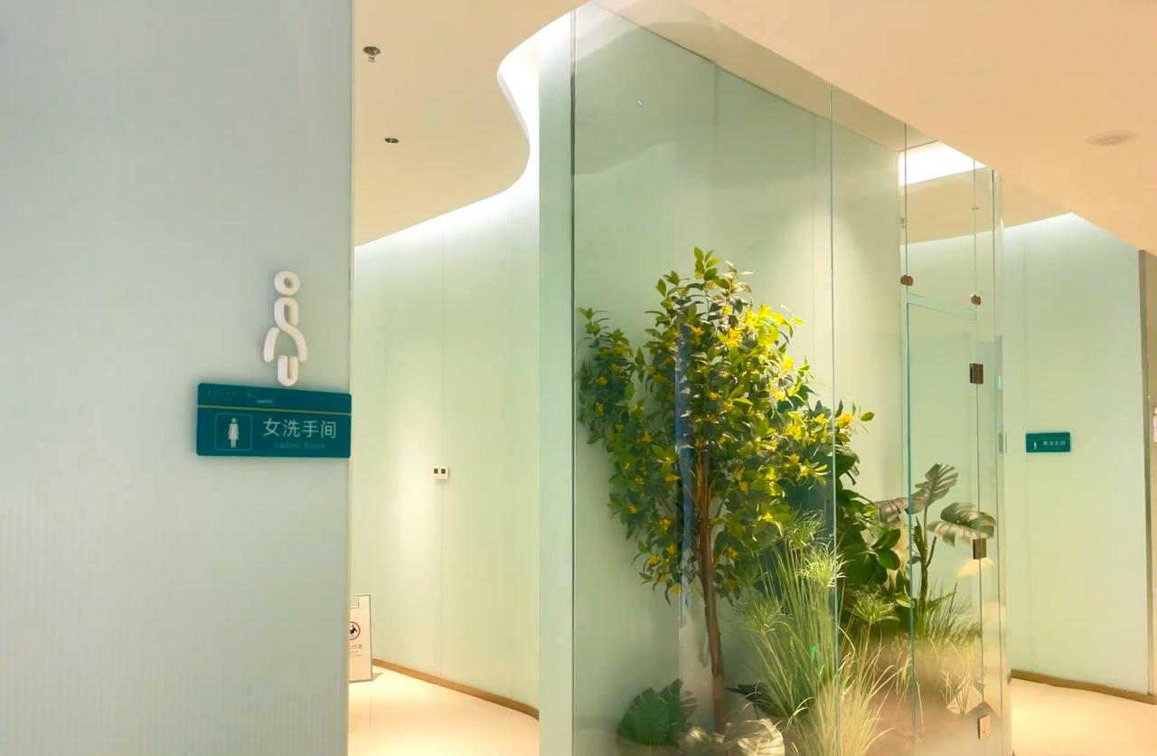 南宁江南蓝鲸世界的厕所。这才是南宁公厕NO.1，万象城都不算个啥，希望能保持